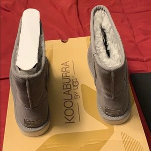 New in box boots by ugg, fits women’s 7.5/8